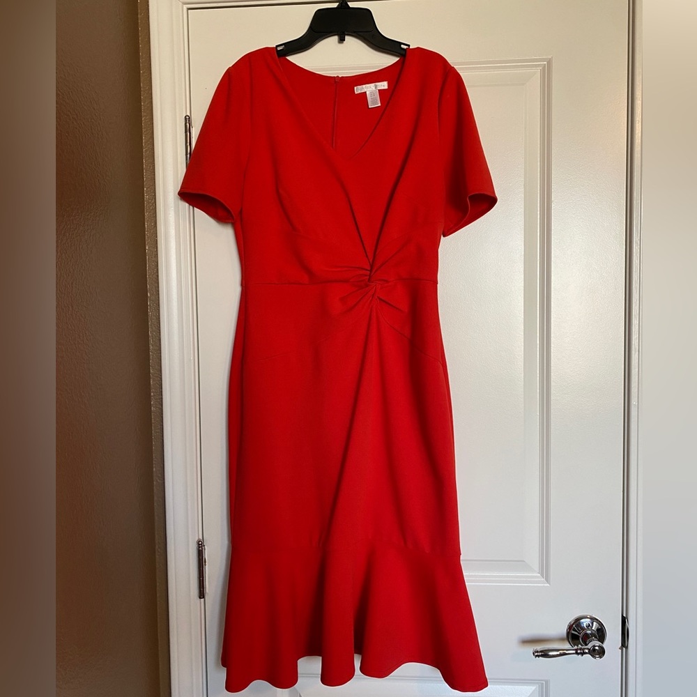 Fitted red dress with ruffled hem